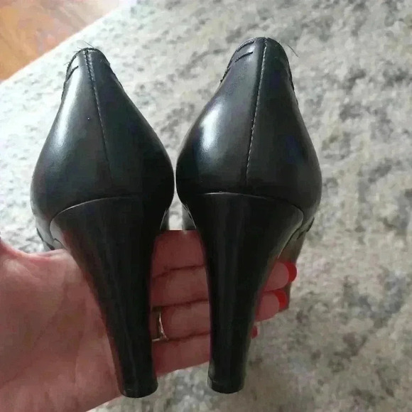 Givenchy Vintage Women's Black Leather Round Toe Pump 40.5 (9 US) - Picture 4 of 15